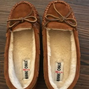 NWOT Minnetonka Moccasin Slippers - Sz 6.5